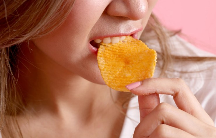 donna che mangia patatine fritte
