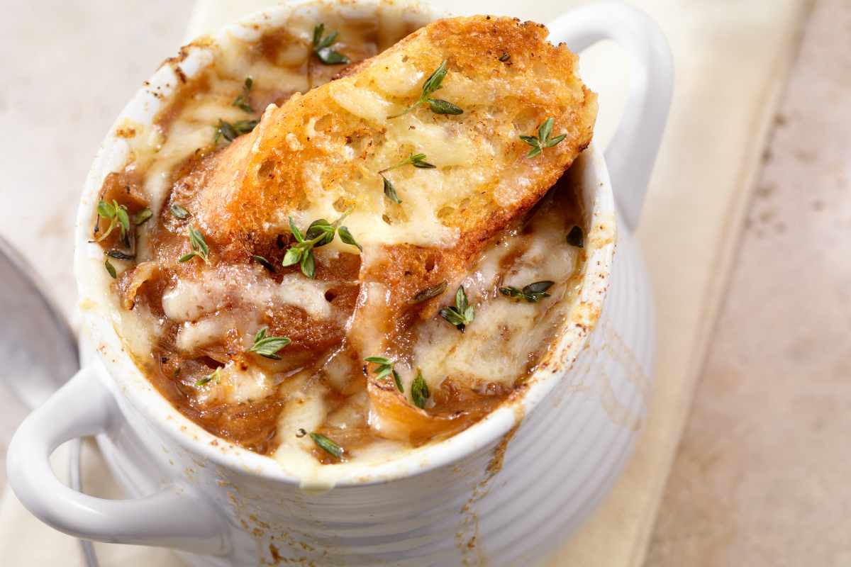 zuppa di cipolle con pane tostato