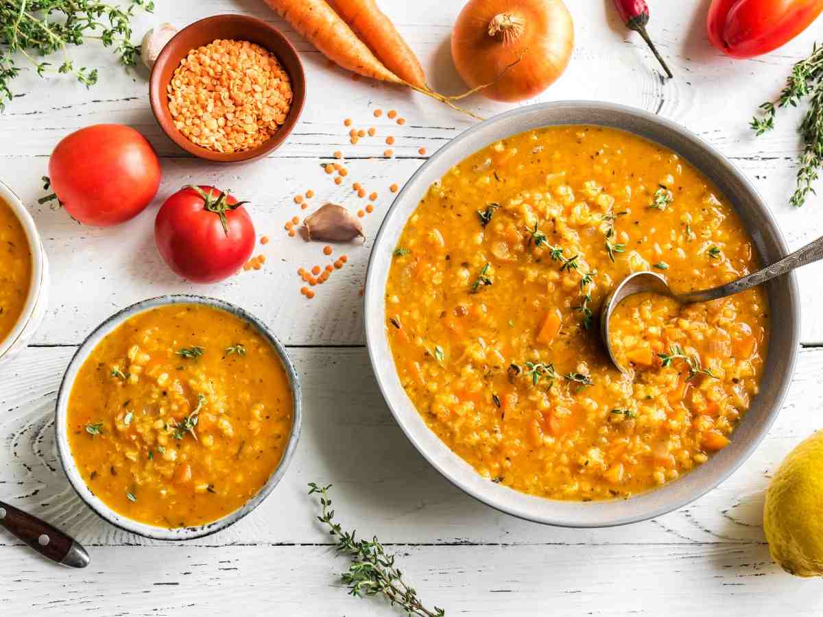 una ciotola con zuppa di lenticchie