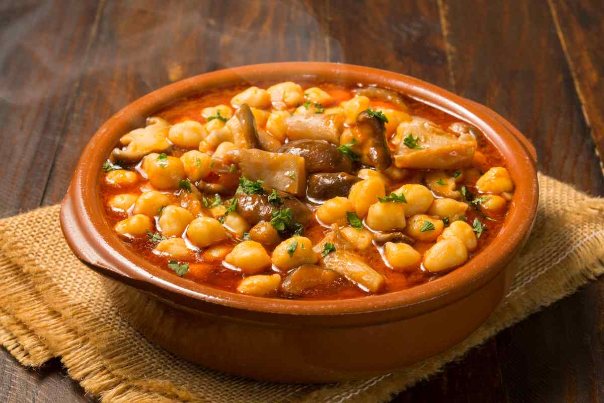 zuppa di ceci e funghi in pentola di terracotta