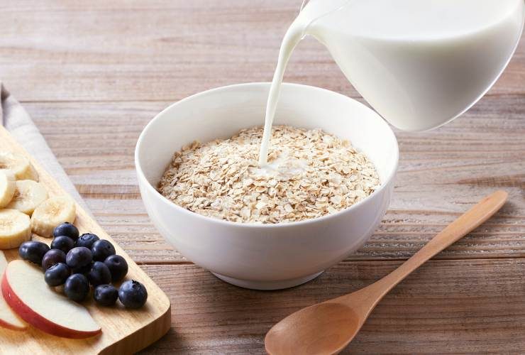 versare il latte nella ciotola con fiocchi d'avena
