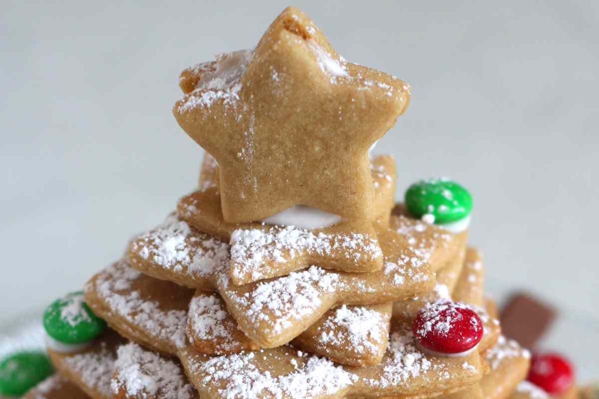 La cima dell'alberello di Natale con biscotti allo zenzero