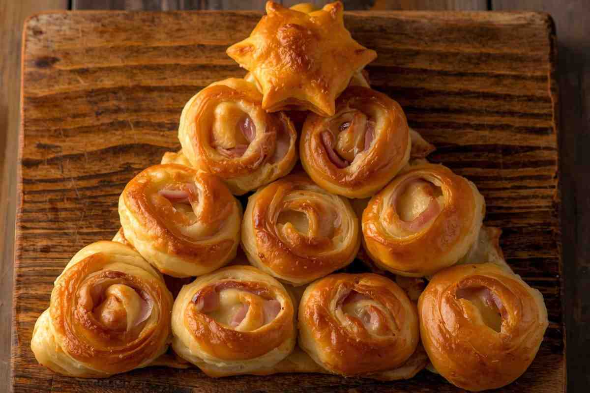 girelle di prosciutto cotto e fontina sistemate a forma di alberello su un tagliere di legno