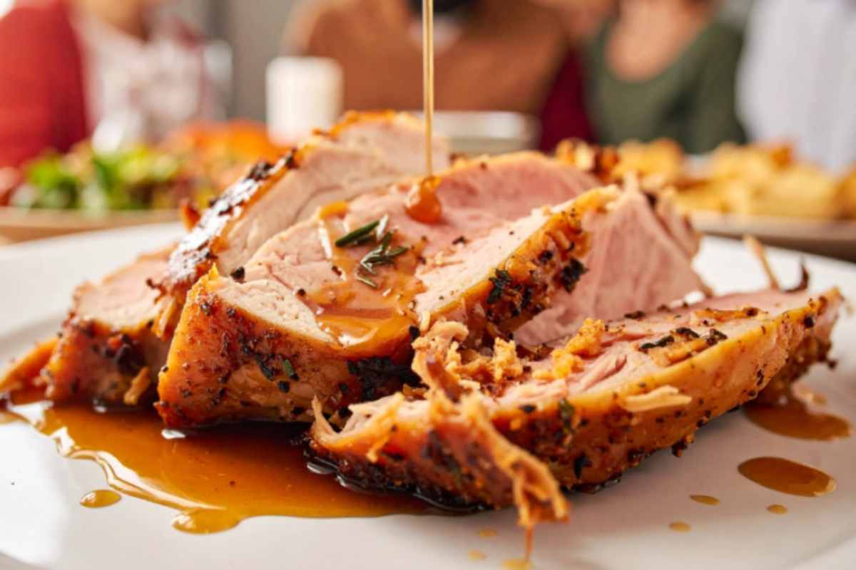 Arista di maiale in un piatto con sugo cremoso