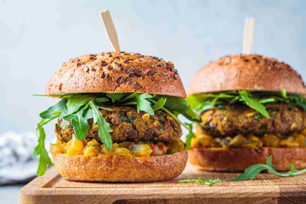 2 Burger di lenticchie su un tagliere di legno