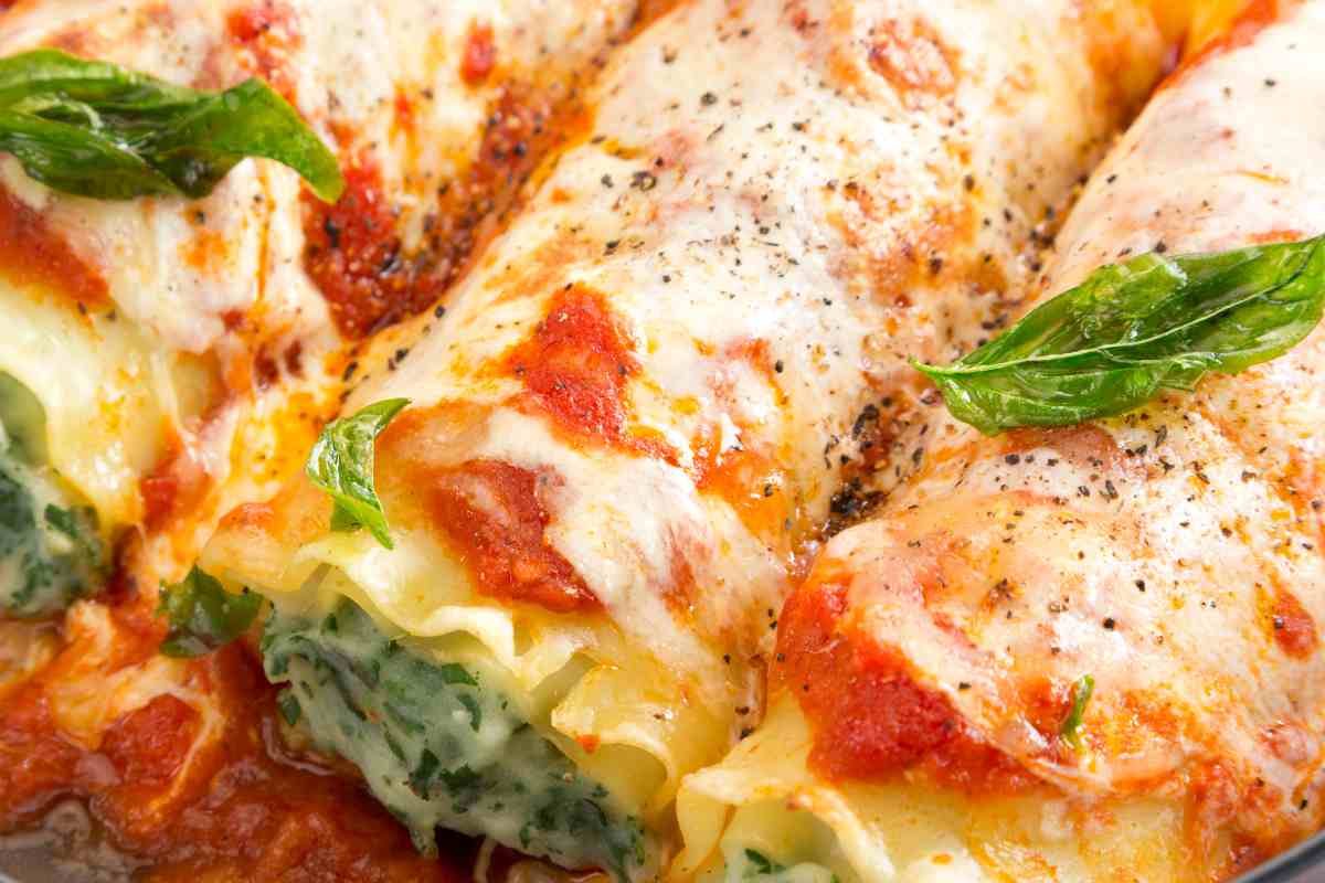 tre cannelloni con la bietola visti da vicino dall'alto