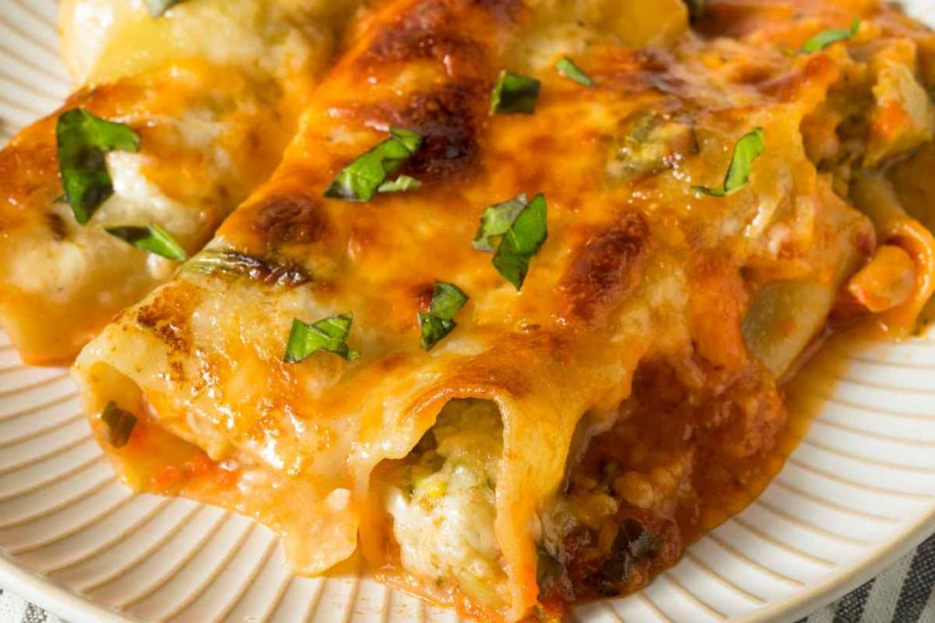un piatto con diversi cannelloni vegetariani