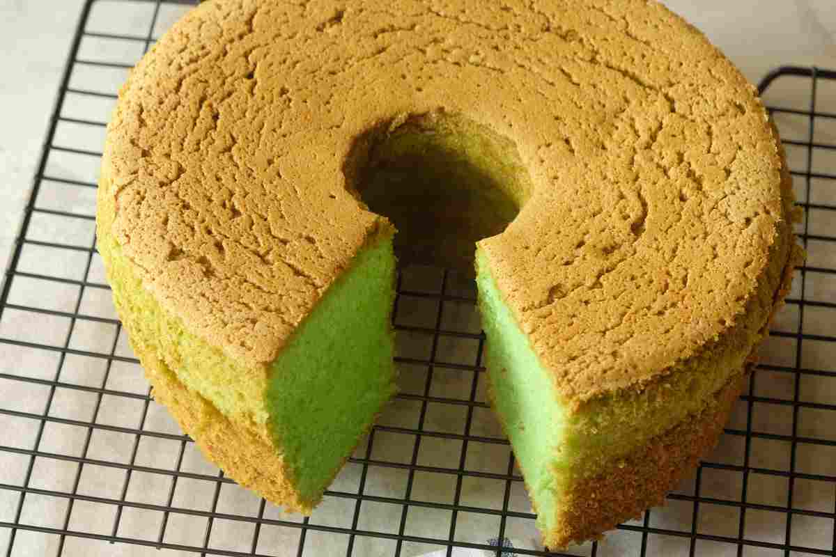 Chiffon Cake al Pandan su un tavolo