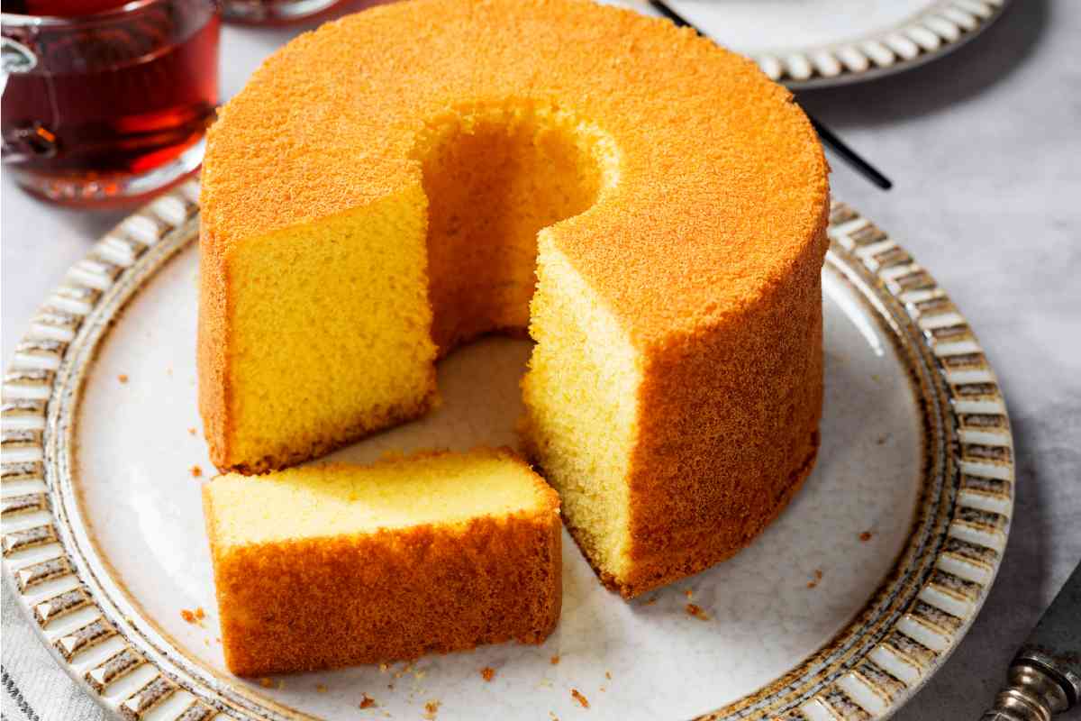 un piatto con dentro la chiffon cake tagliata