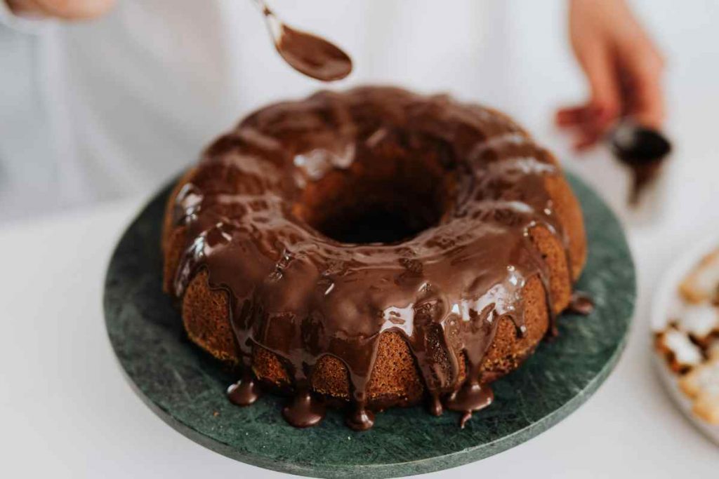 donna decora con la nutella il ciambellone alla vaniglia