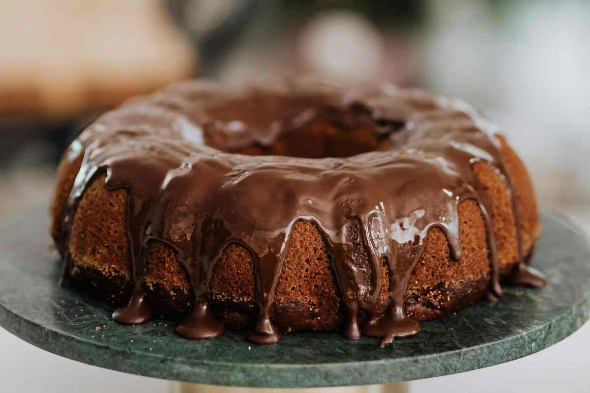 un ciambellone alla vaniglia coperto di nutella su un'alzatina