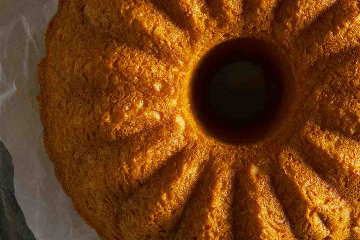 un ciambellone allo yogurt con miele di arancio visto dall'alto