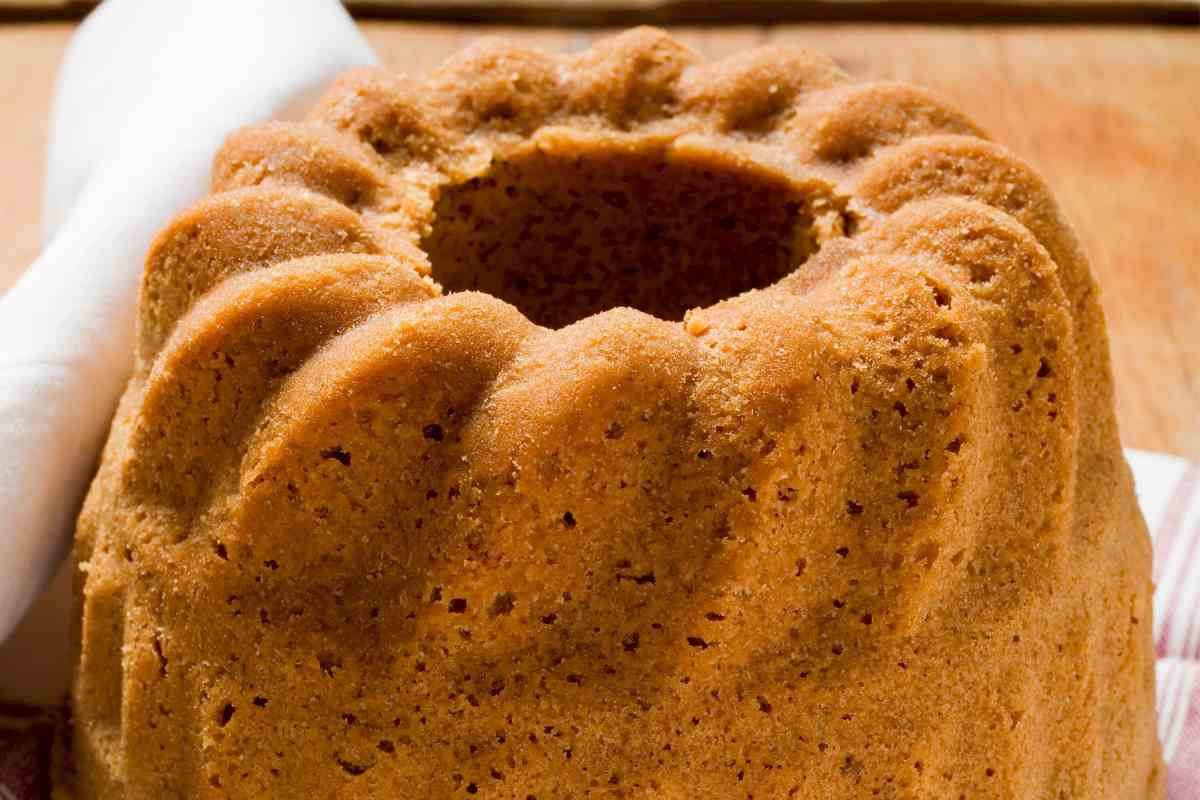 Un ciambellone senza zucchero su un piatto con un tovagliolo vicino