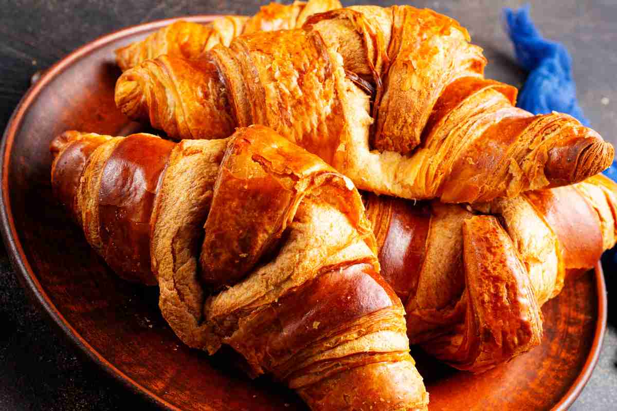 un piatto con dentro tre cornetti salati