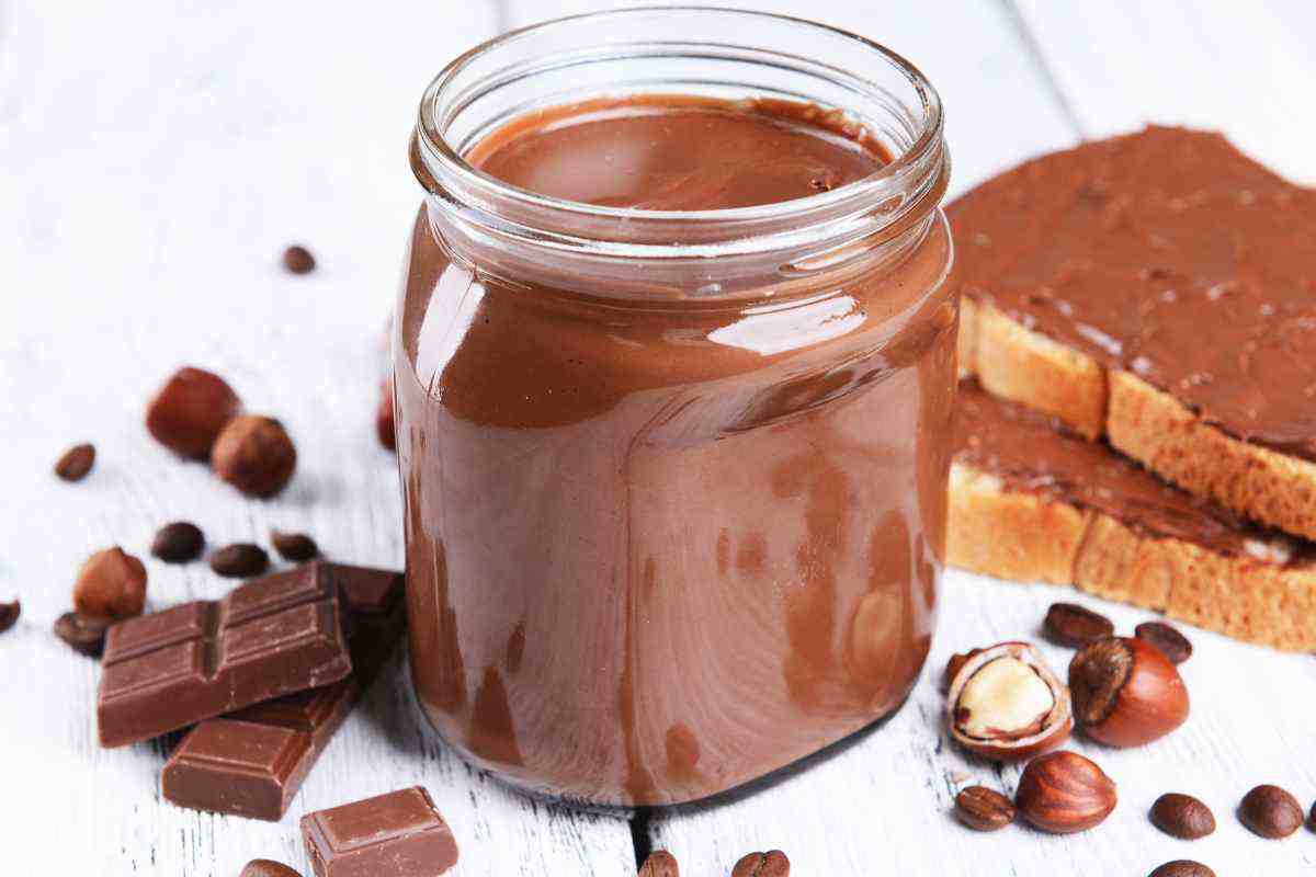 Crema spalmabile al cioccolato e nocciole