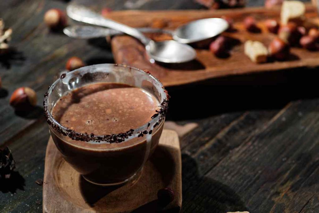 tazza con crema calda alla nocciola 