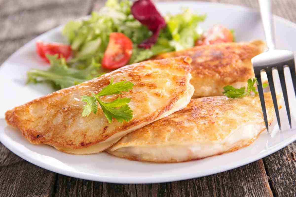 piatto con crepes salate al formaggio