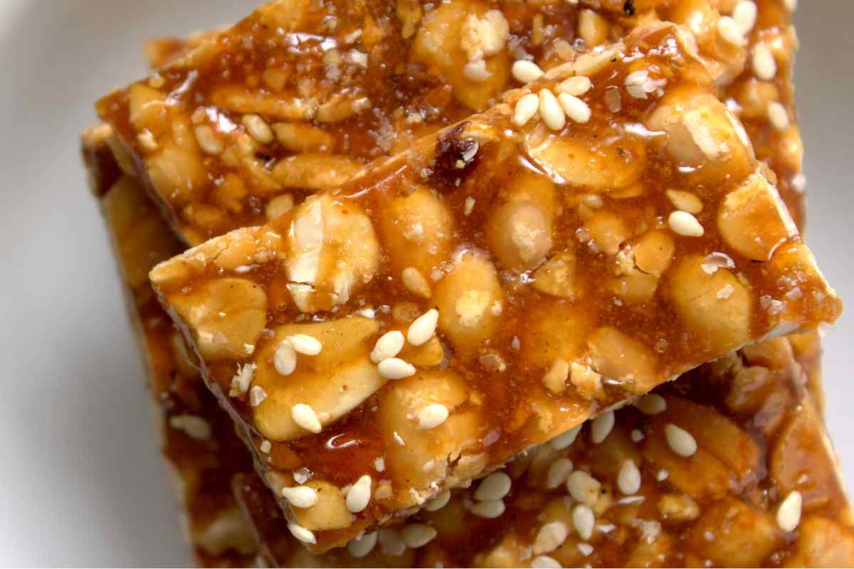 Croccante alle nocciole in pezzi uno sull'altro