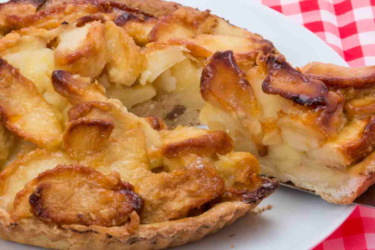 Crostata di mele al miele su un piatto sopra una tovaglia a scacchi bianca e rossa