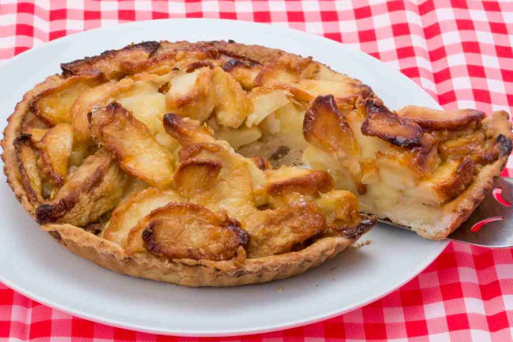 Crostata ripiena di mele al miele in un piatto
