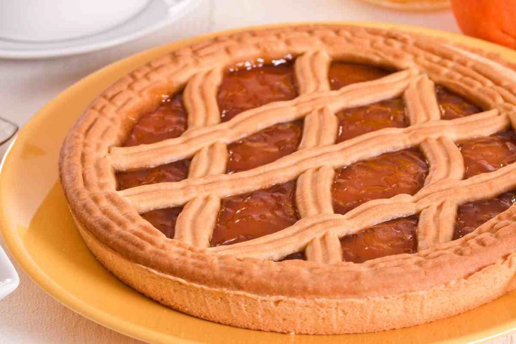 vassoio con crostata senza uova farcita di marmellata