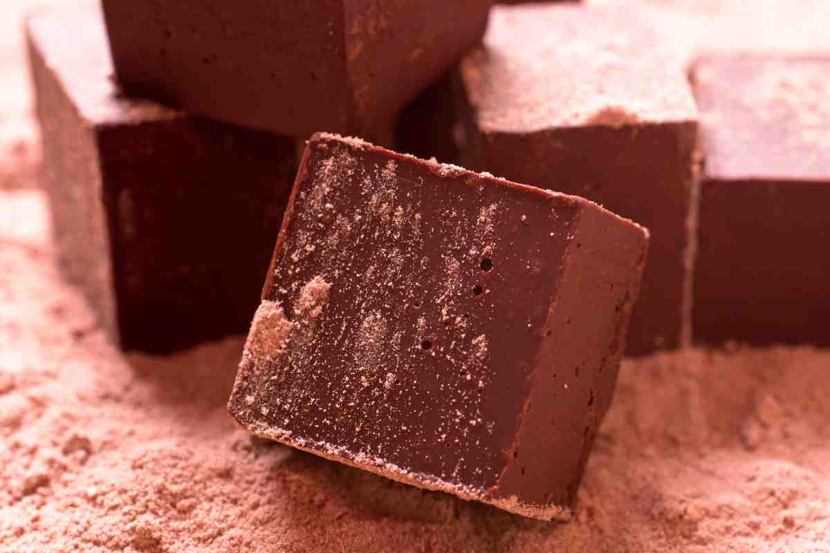 cubetti dolci con Nutella e mele su un tavolo