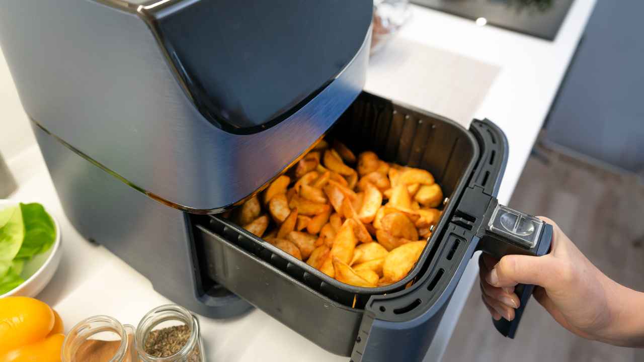 Friggitrice ad aria puzza nel cestello - ButtalaPasta.it