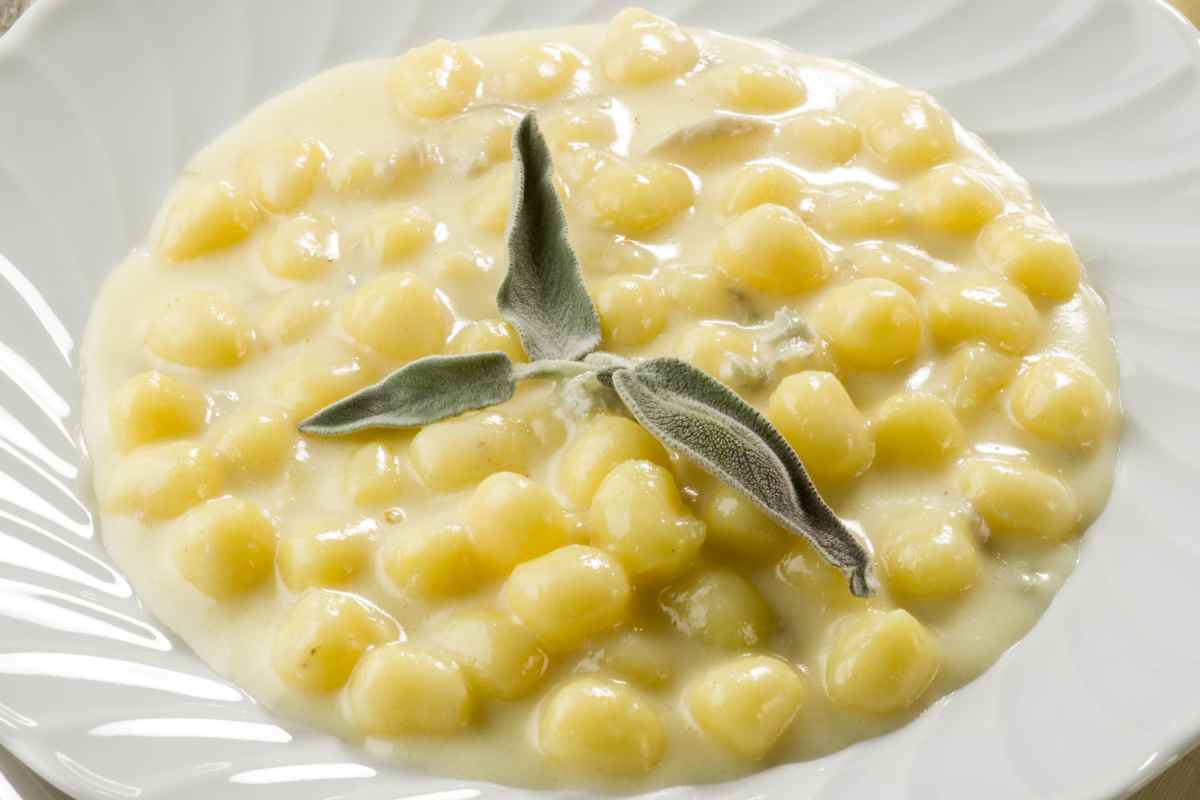 piatto di gnocchetti al gorgonzola e una foglia di salvia sopra