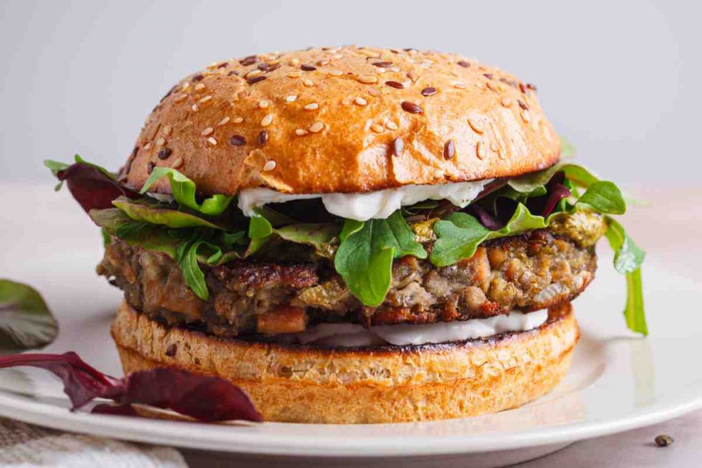 Hamburger di lenticchie in una pagnottella in un piatto