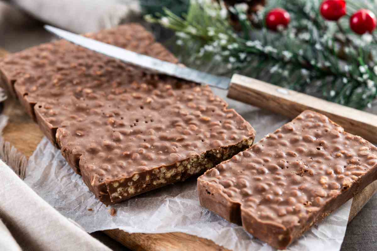 Kinder Cereali fatto in casa su una tavola con decorazioni natalizie