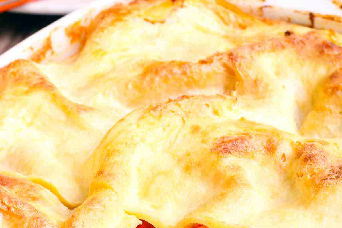 primo piano su una pirofila contenente la lasagna alla crema di zucca con prova e porcini