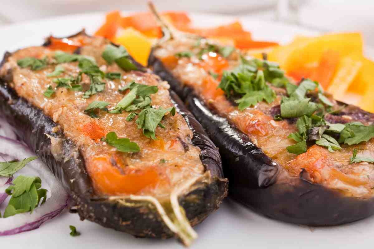 Bisogna utilizzare ingredienti di ottima qualità; vale soprattutto per le nocciole e il cioccolato fondente che sono quelli principali. Scegliamo un fondente con una percentuale di cacao al 70%. Occorre un buon tritatutto che permetta di ridurre le nocciole in crema o comunque tritarle molto bene. Più il nostro apparecchio è potente, più la crema verrà liscia e vellutata. Se non abbiamo un tritatutto molto potente, la crema potrà risultare granulosa e un po’ più “rustica”, ma di certo non meno buona. Vogliamo una crema un po’ più liquida? Basta aggiungere un po’ di latte vegetale a scelta. Noi consigliamo il latte di nocciole, in modo da non aggiungere altri sapori troppo contrastanti. Melanzane ripiene salsicce funghi Buttalapasta.it