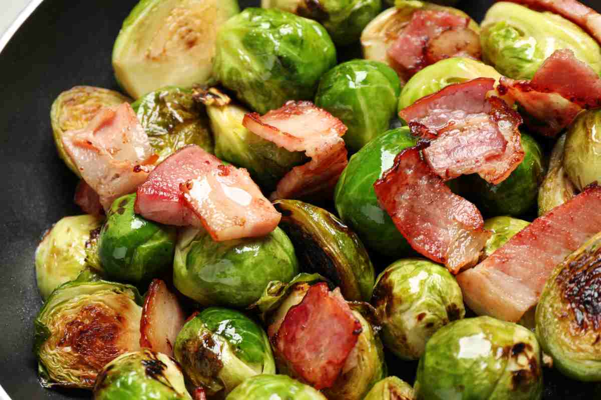 padella con dentro dei cavolini alla pancetta