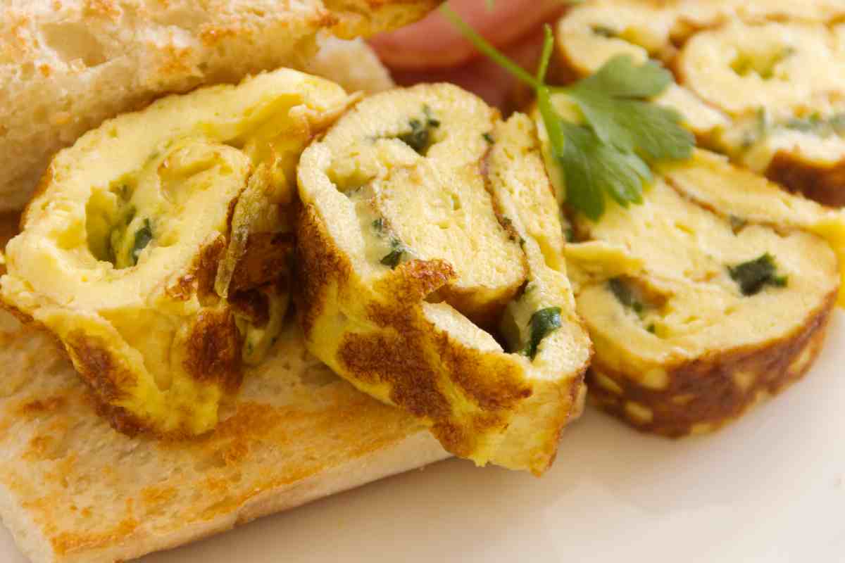 girelle di frittata su una sfoglia di cracker di riso