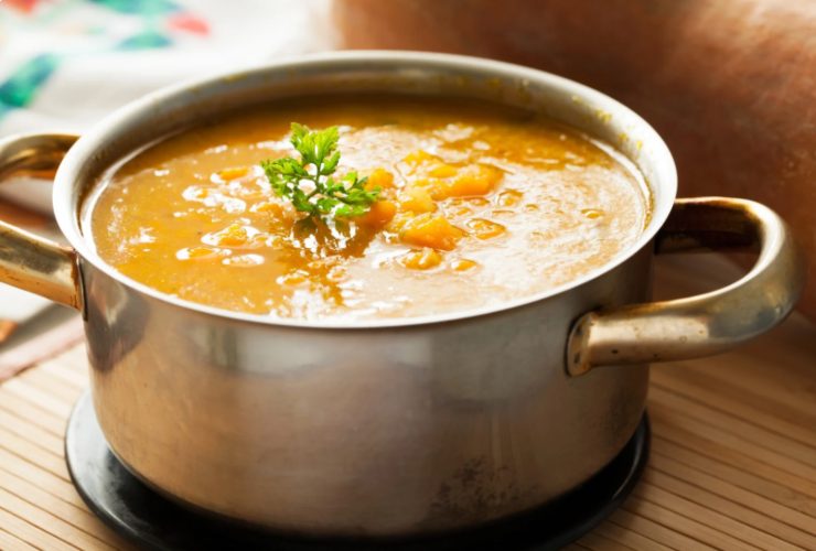 Minestra con verdure e patate in un pentola