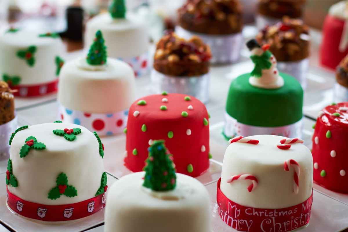 Mini Christmas Cakes decorate su un tavolo