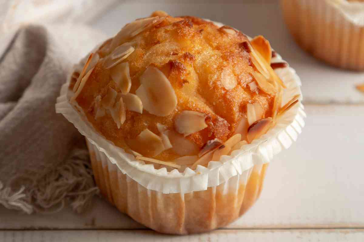 primo piano di un muffin alle carote con le mandorle