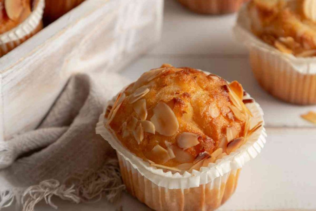 muffin alle carote con le mandorle su un tavolo