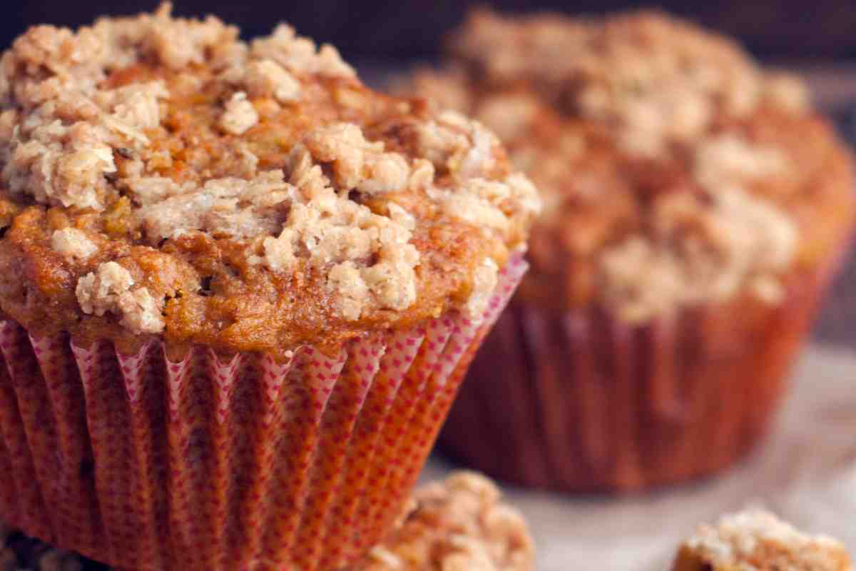 Muffin fit all'avena con mandorle mele e noci su un piatto visti da molto vicino