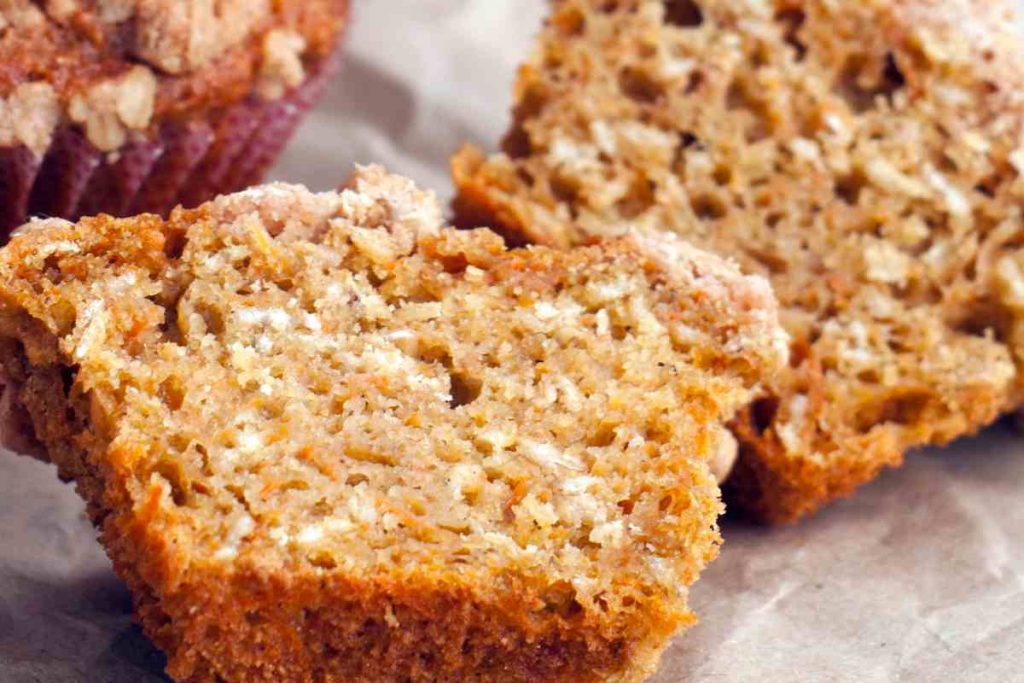 dei muffin all'avena con mele e noci tagliati a metà