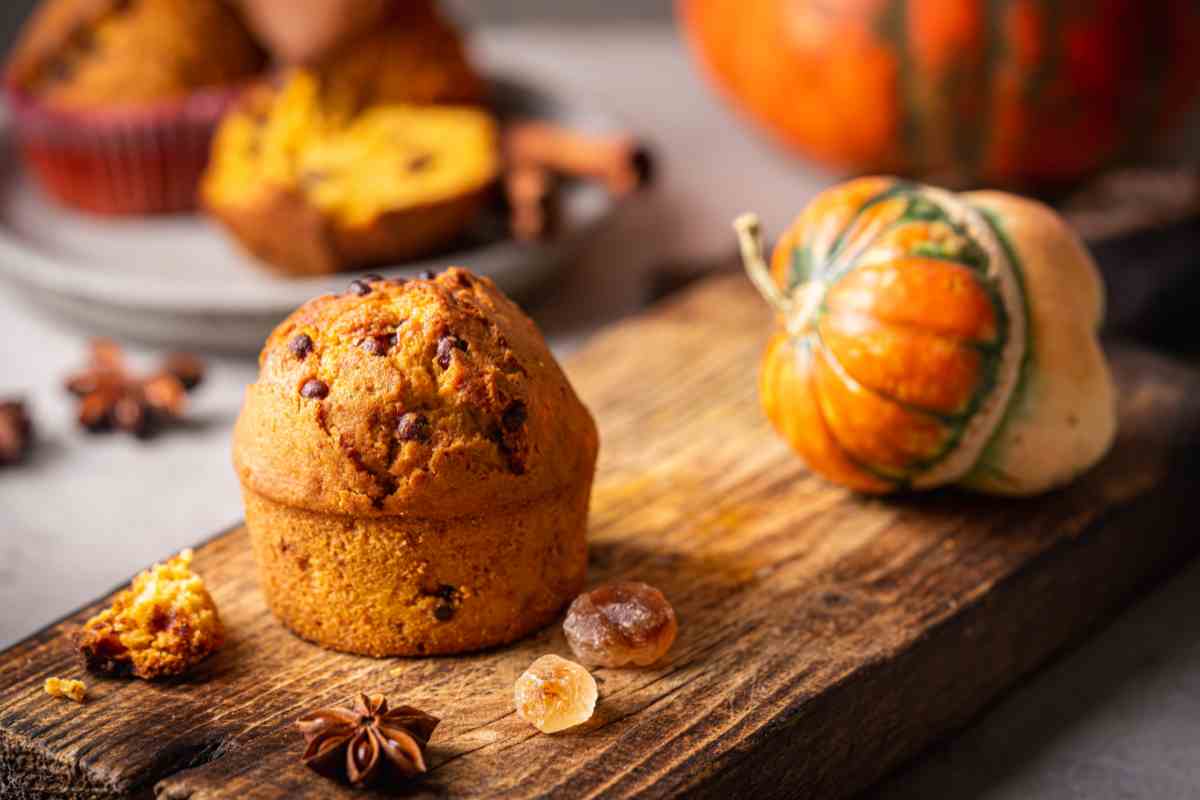 Muffin alla zucca e cannella con cuore di cioccolato su un tavolo