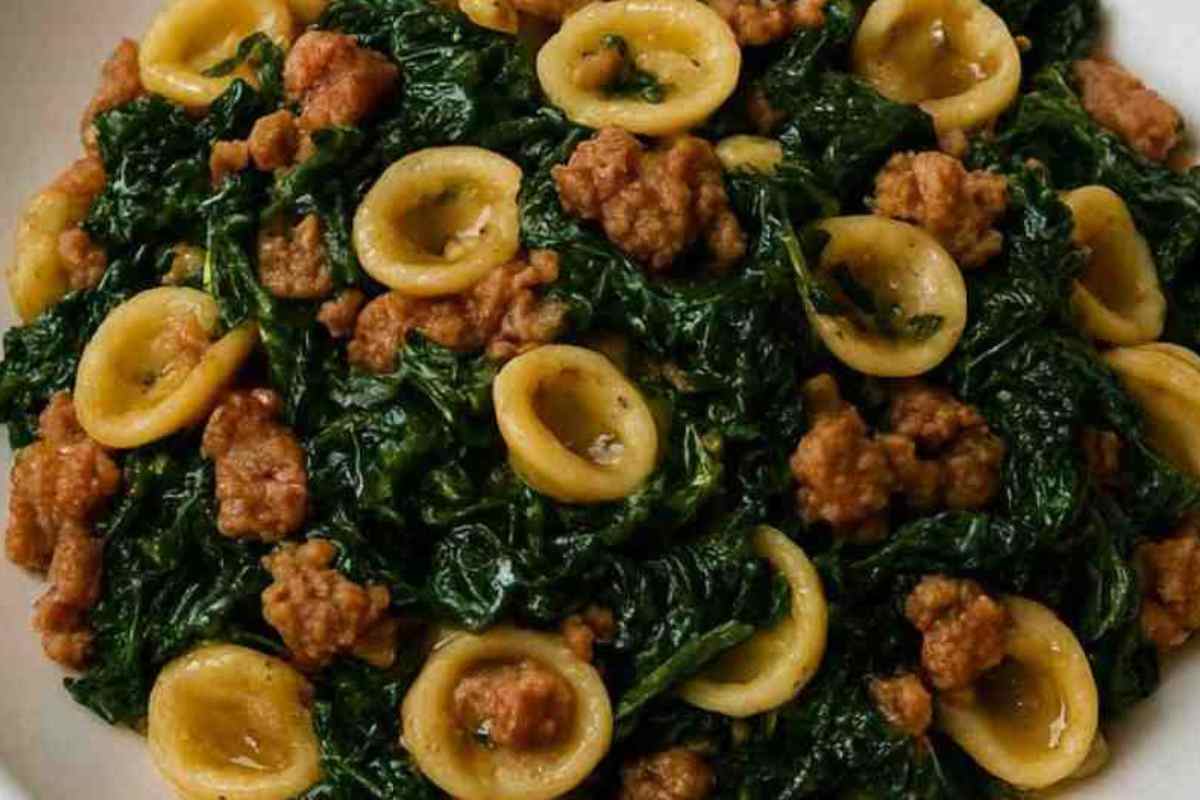 un piatto di orecchiette con cavolo nero e salsiccia visto da vicino