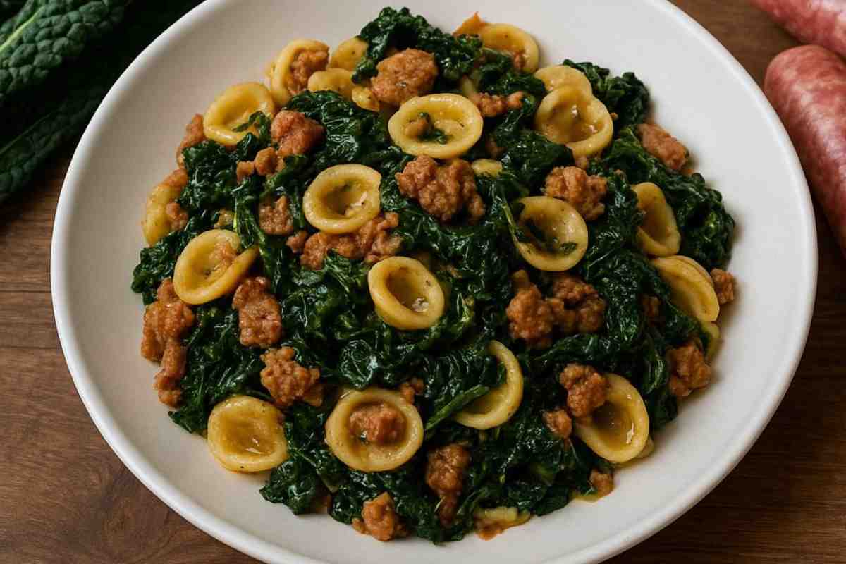 piatto con orecchiette condite con cavolo nero e salsiccia visto da vicino
