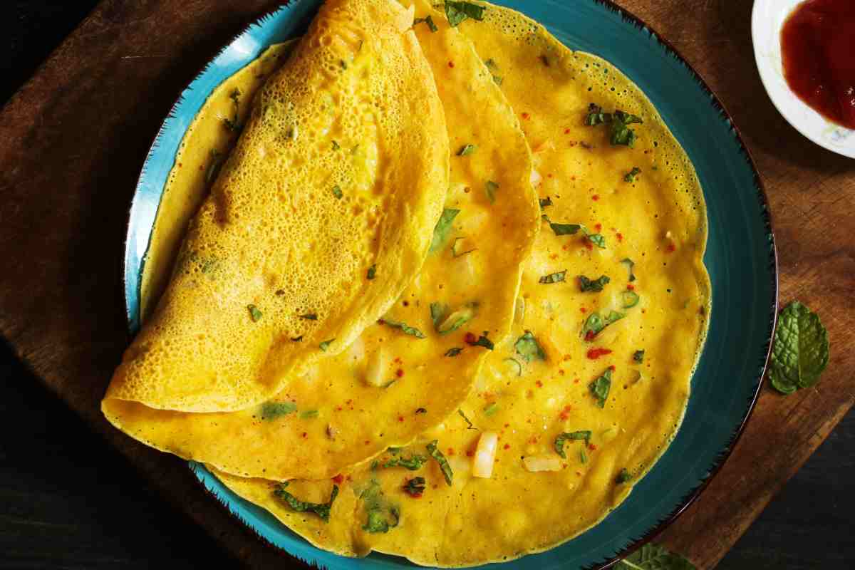 piatto con pancake indiano visto dall'alto