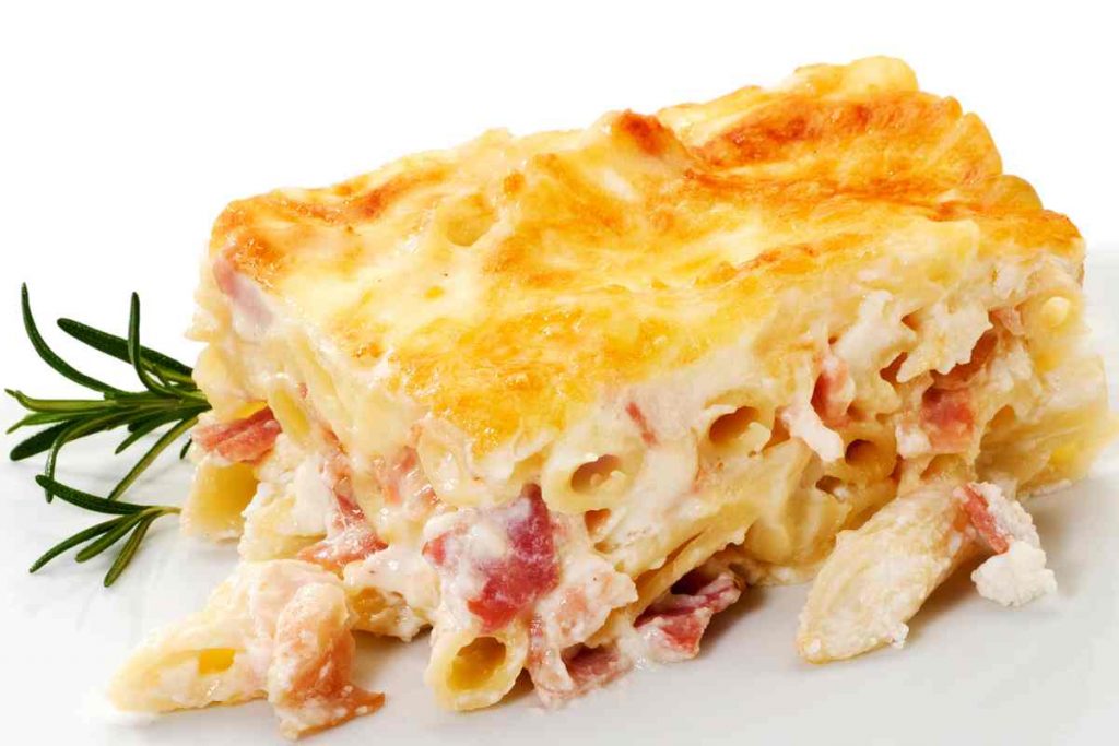 Una porzione di pasta al gratin con prosciutto cotto e mozzarella - buttalapasta.it