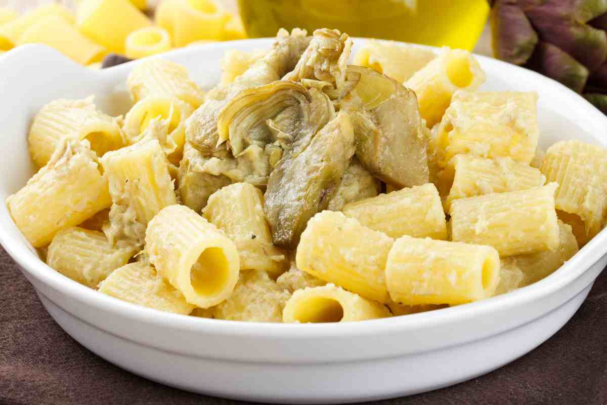 pasta con carciofi e ricotta in una ciotola bianca