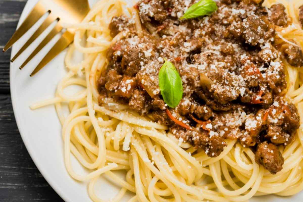 Pasta con la salsiccia vista dall'alto in un piatto