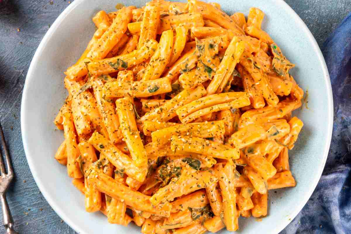 Niente zafferano o curcuma, ecco cosa uso per questa pasta deliziosa e velocissima che piace a tutta la famiglia