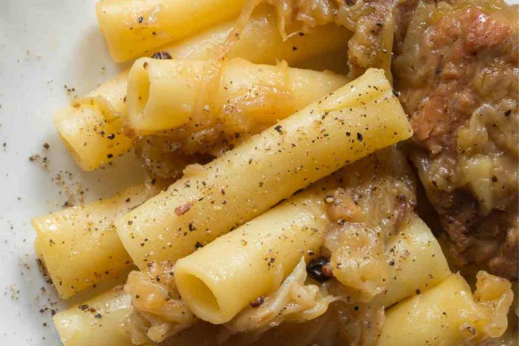 primo piano della pasta condita con il sugo genovese alla napoletana