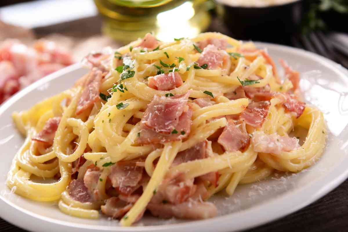 un piatto di spaghetti con guanciale